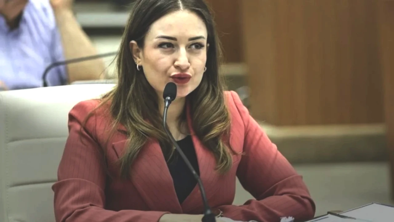 Antalya Büyükşehir Belediye Başkanlığı'nda Tarihi Değişim: Büşra Özdemir Vekil Olarak Seçildi!