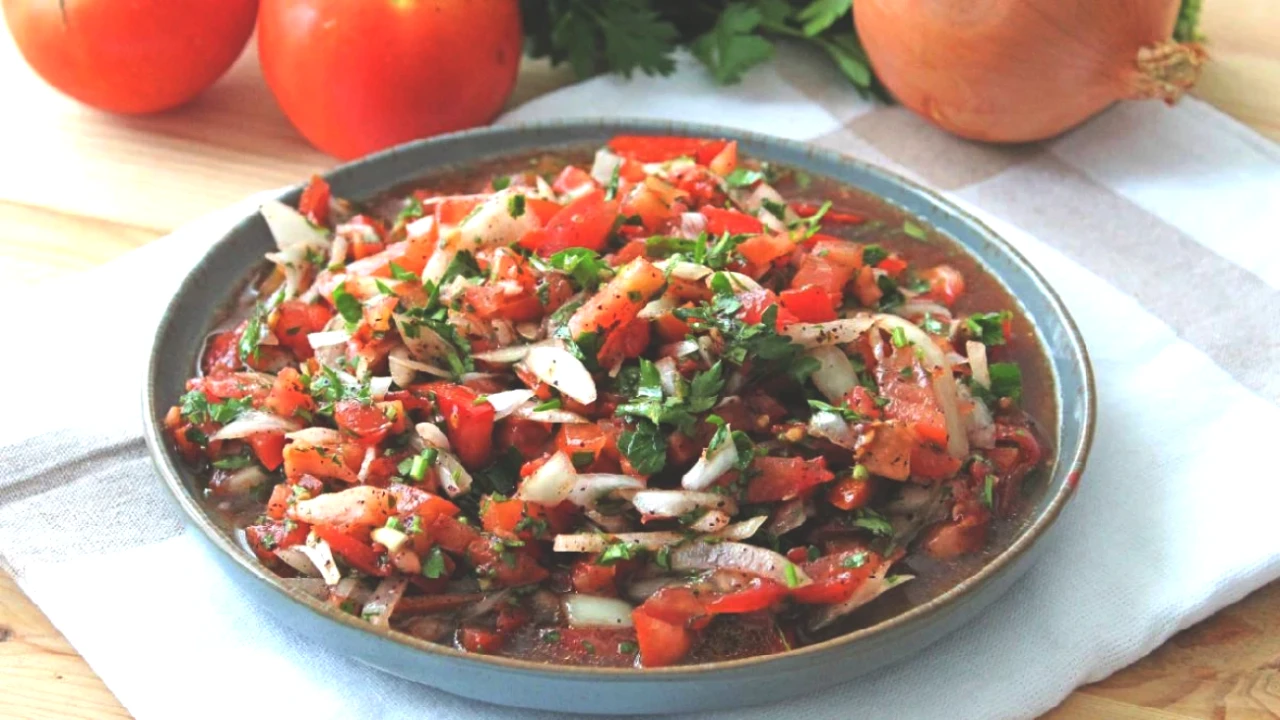Yaz Sıcaklarında Mangal Keyfini Taçlandıran Kebapçı Salatası Tarifi!