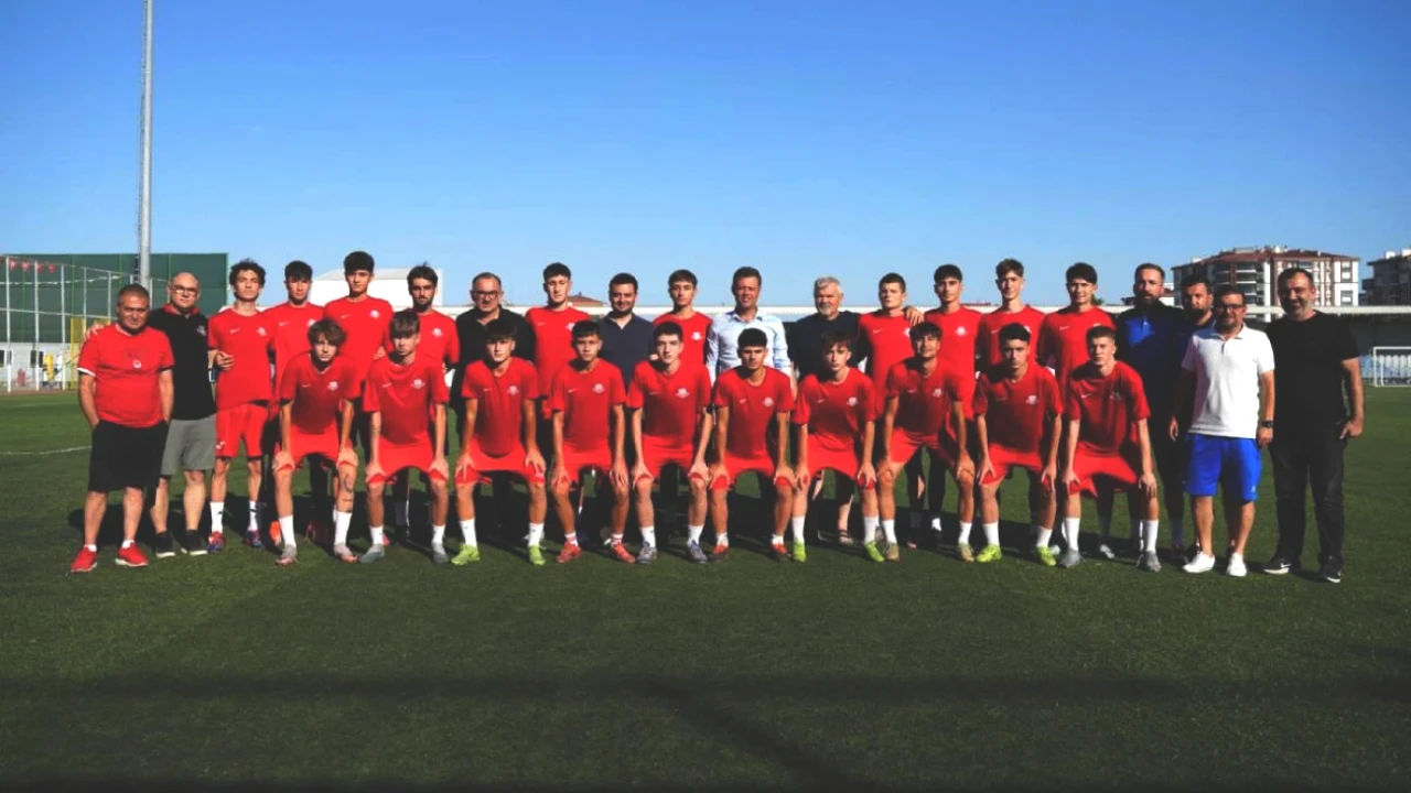 Çorlu Belediye Başkanı Sarıkurt, ÇBFK U-17 Takımını Moral Ziyaretiyle Güçlendirdi!
